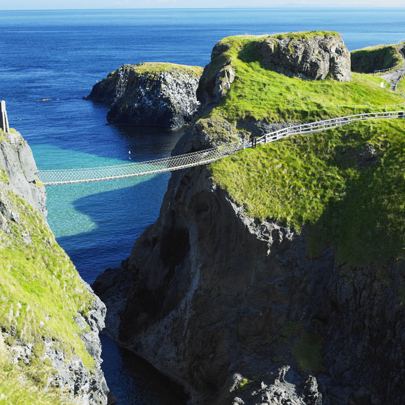 Каррик-а-Рид (Carrick-a-Rede) – веревочный мост, перекинутый от североирландского побережья Ирландского моря до острова Каррик, расположившегося всего в двадцати метрах от берега