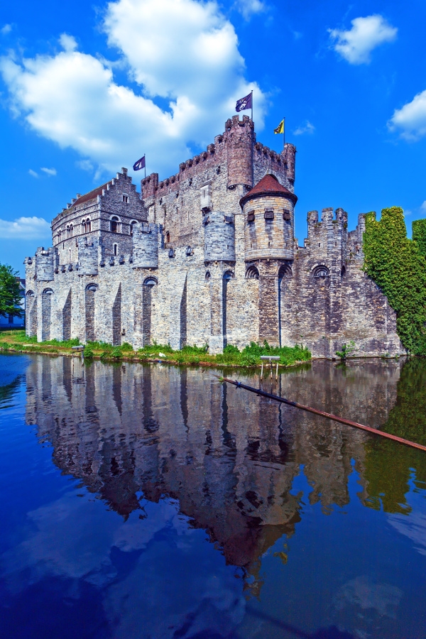 Замок графов Фландрии или Gravensteen (голландское название «графский замок»). Это единственный замок раннего средневековья во Фландрии (Фламандском регионе Бельгии), вся оборонительная мощь которого сохранилась в первозданном виде до наших дней. Графский замок находится в историческом центре Гента на площади Sint-Veerleplein, примерно в 3 км к северу от железнодорожного вокзала Gent-Sint-Pieters и в 700 м к северо-западу от Кафедрального собора святого Бавона.