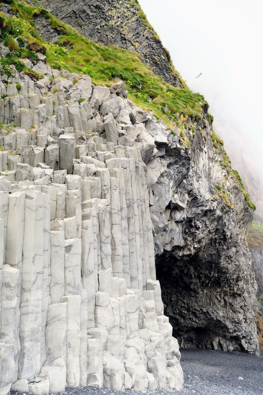 Черный пляж Рейнисфьяра в Исландии / Reynisfjara Beach. Всемирно известный пляж с черным песком и базальтовыми колоннами с одной стороны и потрясающе красивым мысом Дирхолаэй — с другой.