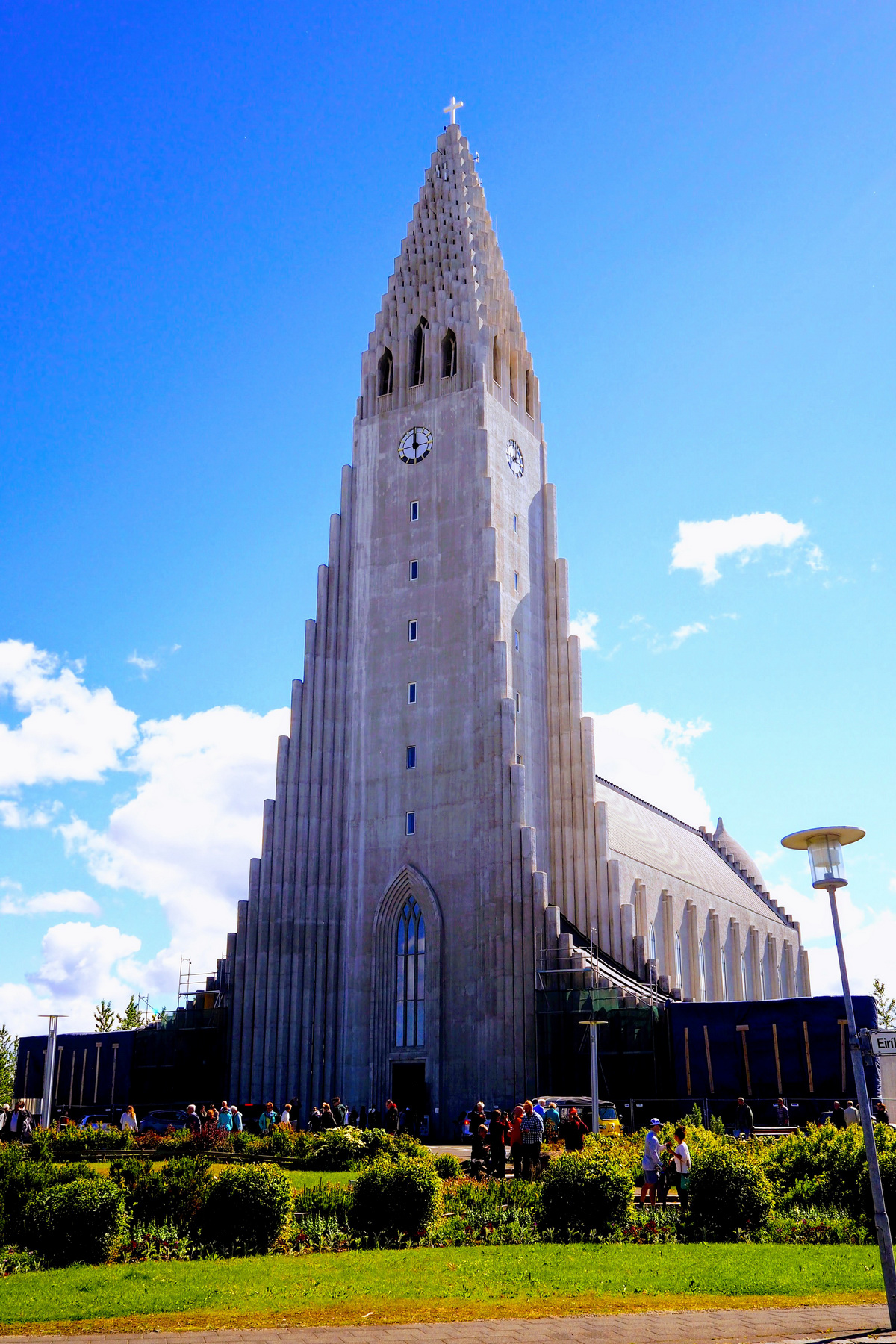 Хадльгримскиркья (исл. Hallgrímskirkja — церковь Хадльгримюра) — лютеранская церковь в Рейкьявике, Исландии. Это здание — четвёртое по высоте здание в Исландии