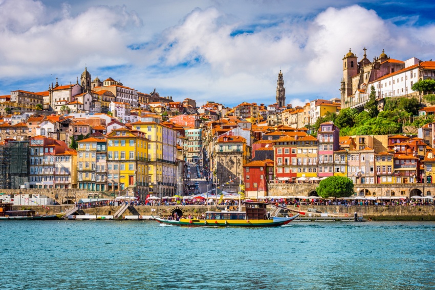 Порту (порт. Porto ['poɾtu]) — второй по величине (после Лиссабона) город в Португалии