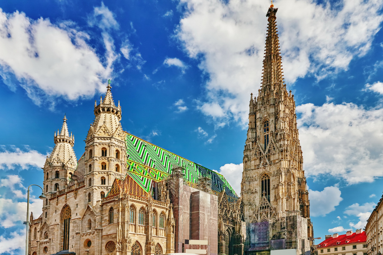 Собор Святого Стефана (Stephansdom или короче Steffl), являющийся резиденцией кардинала — архиепископа, был освящен в 1147 г. 137-метровая башня давно стала символом города. От позднероманской постройки, начатой при Фридрихе II, остался западный фасад с Исполинскими воротами и языческими башнями.