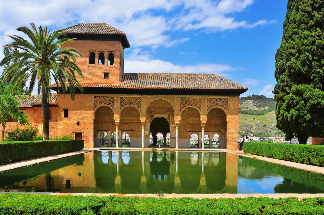 Алáмбра / Альхамбра / Альгамбра (исп. Alhambra, от араб. аль-хамра — «красная») — архитектурно-парковый ансамбль, расположенный на холмистой террасе в восточной части города Гранада в Южной Испании. В состав обширного комплекса, заключенного в крепостные стены с башнями, входили также мечети, жилые дома, бани, сады, склады, кладбище. В настоящее время является музеем исламской архитектуры. Объект всемирного наследия ЮНЕСКО
