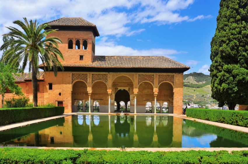 Алáмбра / Альхамбра / Альгамбра (исп. Alhambra, от араб. аль-хамра — «красная») — архитектурно-парковый ансамбль, расположенный на холмистой террасе в восточной части города Гранада в Южной Испании. В состав обширного комплекса, заключенного в крепостные стены с башнями, входили также мечети, жилые дома, бани, сады, склады, кладбище. В настоящее время является музеем исламской архитектуры. Объект всемирного наследия ЮНЕСКО