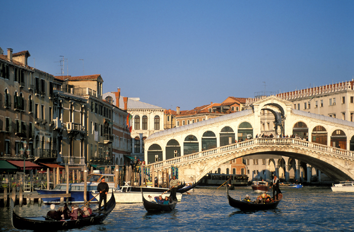 Мост Риальто (итал. Ponte di Rialto) — один из четырёх мостов через Гранд-канал в Венеции, располагается в квартале Риальто. Самый первый и самый древний мост через канал. Построен в самой узкой части Гранд-канала.