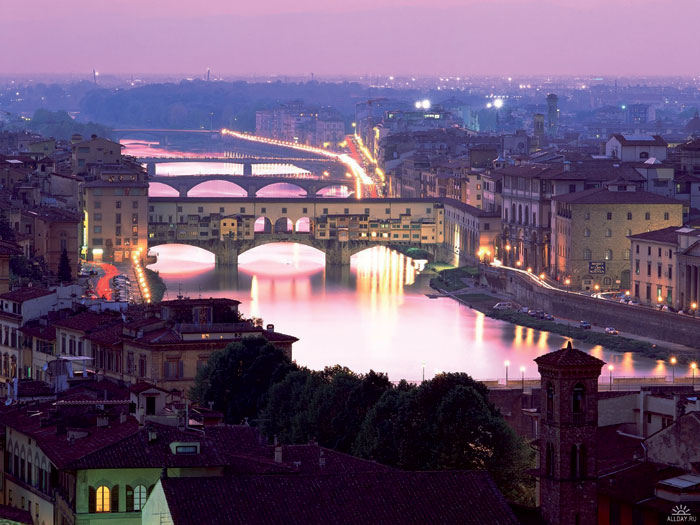 Понте-Веккьо (итал. Ponte Vecchio, Старый мост) — мост во Флоренции, расположенный в самом узком месте реки Арно, почти напротив галереи Уффици.