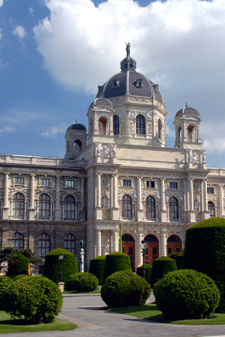 Музей истории искусств (Художественно-исторический музей, нем. Kunsthistorisches Museum, сокращенно KHM) в Вене.