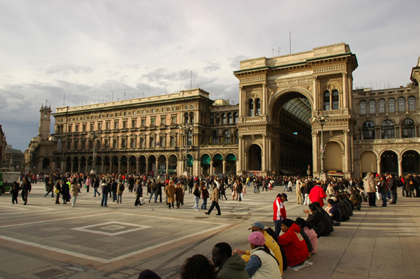 Вида на Галерею Виктора Эммануила II (итал. Galleria Vittorio Emanuele II) — крытая торговая галерея в центре Милана, один из первых в Европе пассажей, расположен рядом с площадью Дуомо