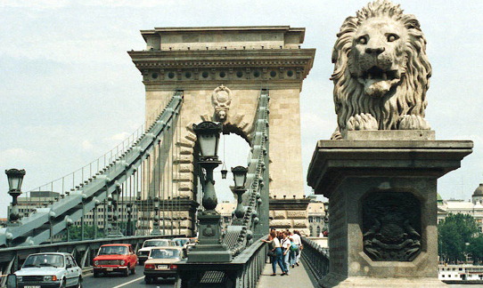 Цепно́й мост, или мост Се́ченьи (венг. Széchenyi lánchíd) — подвесной мост через реку Дунай, соединяющий две исторических части Будапешта — Буду и Пешт.
