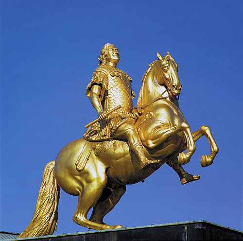 Золотой всадник (Goldener Reiter) - памятник Августу Сильному в Дрездене.