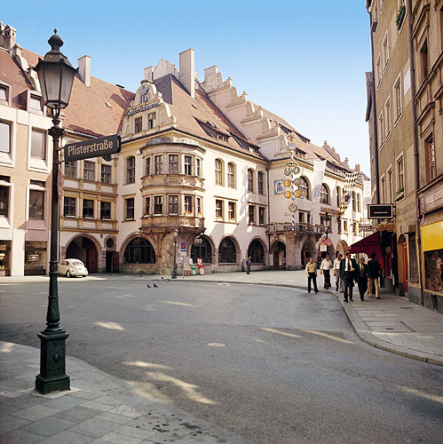 Хофбройхаус (нем. Hofbräuhaus) «Придворная пивоварня» - самый известный пивной ресторан в Мюнхене