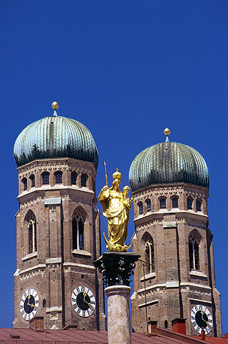 Башни кафедрального собора Фрауенкирхе (Frauenkirche) в Мюнхене.