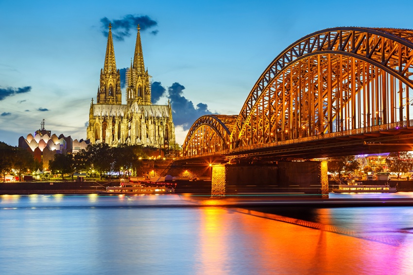 Вид на Мост Гогенцоллернов (нем. Hohenzollernbrücke) — стальной арочный железнодорожный мост через реку Рейн и Кёльнский Собор