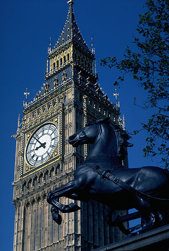 Биг-Бен (англ. Big Ben) 96-ти метровая часовая башня, третья по высоте в мире, с самым большим 4-х сторонним часовым механизмом на планете