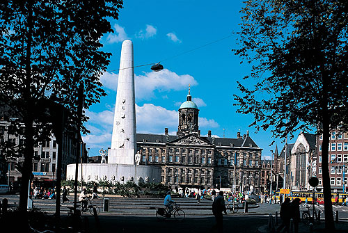Вид на Национальный монумент (нидерл. Nationaal Monument или Nationaal Monument op de Dam) — мемориал на площади Дам в Амстердаме в память о жертвах Второй мировой войны. Монумент стоит на фоне Королевского Дворца (нидерл. Koninklijk Paleis) — бывшая амстердамская ратуша, ныне один из трёх дворцов в Нидерландах, которые находятся в распоряжении монарха.