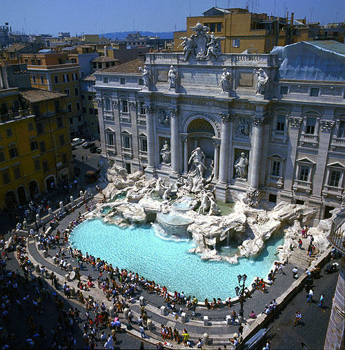 Фонта́н Тре́ви (итал. Fontana di Trevi) — самый крупный фонтан Рима, примыкает к фасаду Палаццо Поли (итал. Palazzo Poli). Архитектурно-скульптурная композиция позднего римского барокко с элементами неоклассицизма. Название происходит от латинского "trivium" (пересечение трёх дорог). Фонтан расположен в центральной части Рима, у западного склона Квиринальского холма