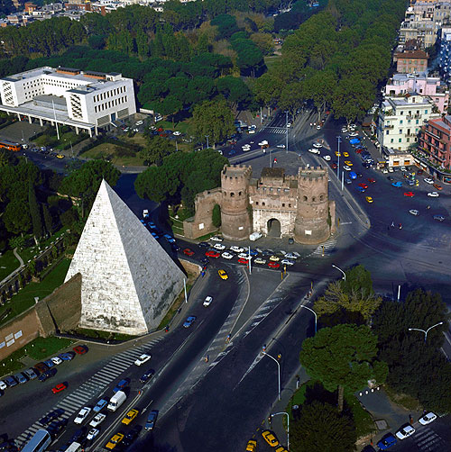 Пирамида Цестия и Ворота Сан-Паоло / Piramide di Caio Cestio & Porta San Paolo