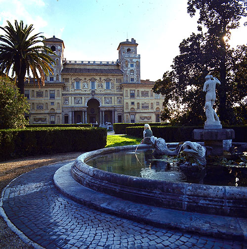 Вилла Медичи в Риме (Villa Medici). В наши дни тут располагается Французская академия искусств.