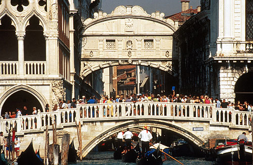 Мост Вздохов (итал. Ponte dei Sospiri) - название одного из мостов в Венеции через Дворцовый канал - Рио ди Палаццо.
