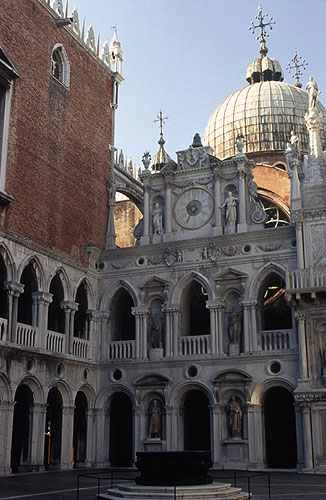 Внутренний дворик Дворца до́жей (итал. Palazzo Ducale) в Венеции, находится на  площади Святого Марка рядом с одноимённым собором