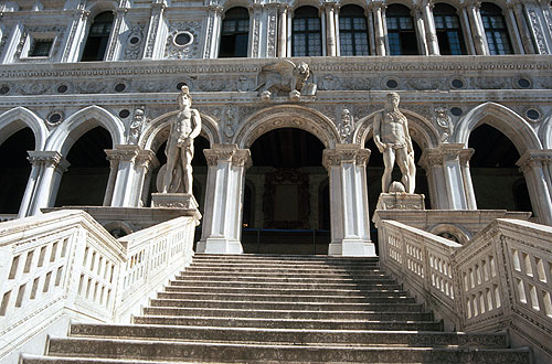 Ступени, ведущие к Дворцу Дожей (Palazzo Ducale) в Венеции