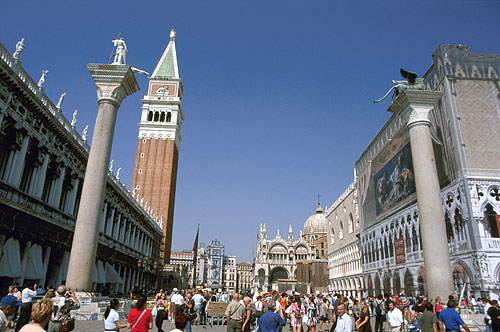 Колонны Святого Марка и Святого Теодора (Colonne di San Marco e San Todaro) стоящие на пьяцетте - небольшой площади, примыкающей к площади Сан-Марко