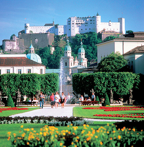 Вид на средневековую Крепость Хоэнзальцбург (нем. Festung Hohensalzburg) из придворных садов Дворца Мирабель (нем. Schloss Mirabell) / Salzburg, Österreich