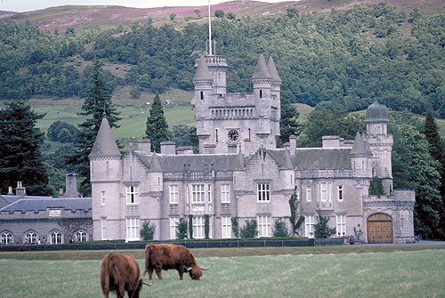 Замок Балмóрал (англ. Balmoral Castle) — шотландский замок, который расположен на берегу реки Ди, в области Абердиншир, частная резиденция английских королей в Шотландии.