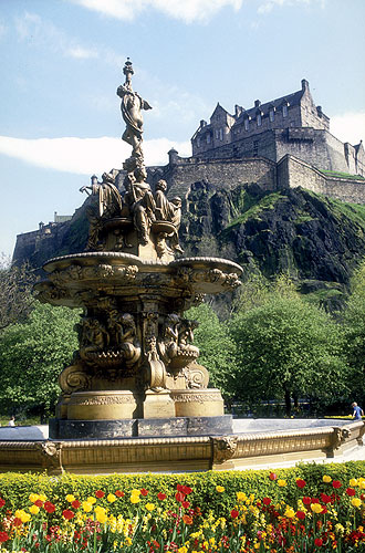Вид на Эдинбургский замок из городского парка "Сады Принцес-стрит" / Edinburgh Castle From Princess Street Gardens