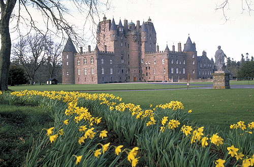 Замок Глэмис (англ. Glamis Castle) — шотландский замок, который расположен рядом с деревней Гламс, в округе Ангус, в Шотландии. Ранее крепость считалась королевским охотничьим домиком.