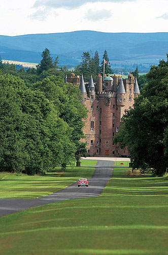 Замок Глэмис (англ. Glamis Castle) — шотландский замок, который расположен рядом с деревней Гламс, в округе Ангус, в Шотландии. Ранее крепость считалась королевским охотничьим домиком.