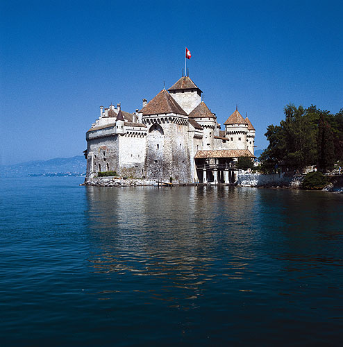 Замок Шильон (фр. Château de Chillon), известный в русскоязычной литературе как Шильо́нский за́мок, расположен на Швейцарской Ривьере, у кромки Женевского озера, в 3 км от города Монтрё, между населёнными пунктами Вейто и Вильнёв