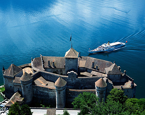 Замок Шильон (фр. Château de Chillon), известный в русскоязычной литературе как Шильо́нский за́мок, расположен на Швейцарской Ривьере, у кромки Женевского озера, в 3 км от города Монтрё, между населёнными пунктами Вейто и Вильнёв