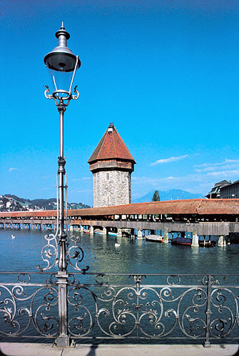 Капельбрюкке (также Капелльбрюкке, нем. Kapellbrücke — «Часовенный мост») — старинный мост в швейцарском городе Люцерне на реке Ройс